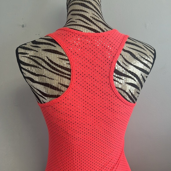 *Bundle* 2 athletic tops laser cut - Picture 5 of 6